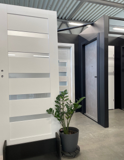 Vastag üvegcsíkos MDF beltéri ajtó fehér színben