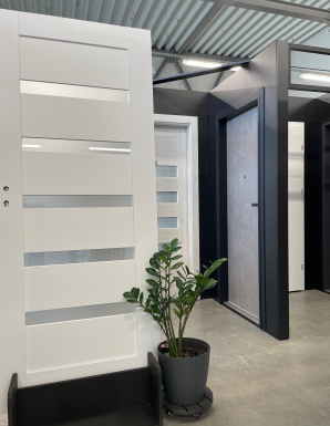 Vastag üvegcsíkos MDF beltéri ajtó fehér színben