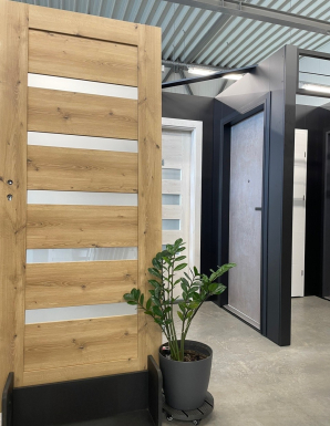 Vastag üvegcsíkos MDF beltéri ajtó természetes tölgy színben